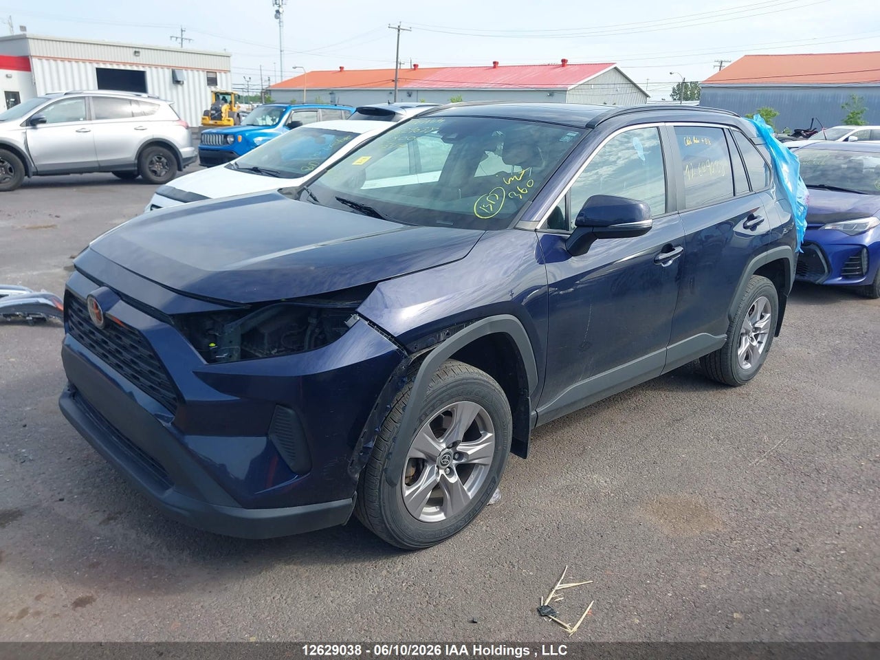 2023 TOYOTA RAV4 XLE thumbnail 3