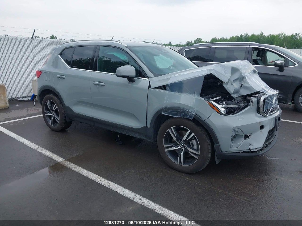 2025 VOLVO XC40 thumbnail 2
