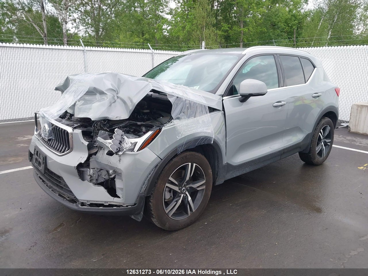 2025 VOLVO XC40 thumbnail 3