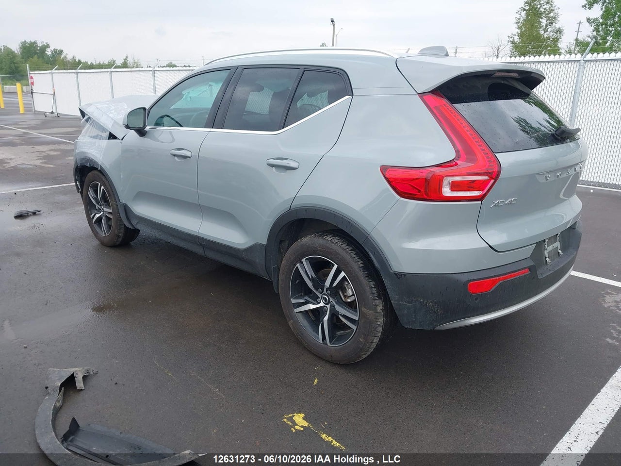 2025 VOLVO XC40 thumbnail 4