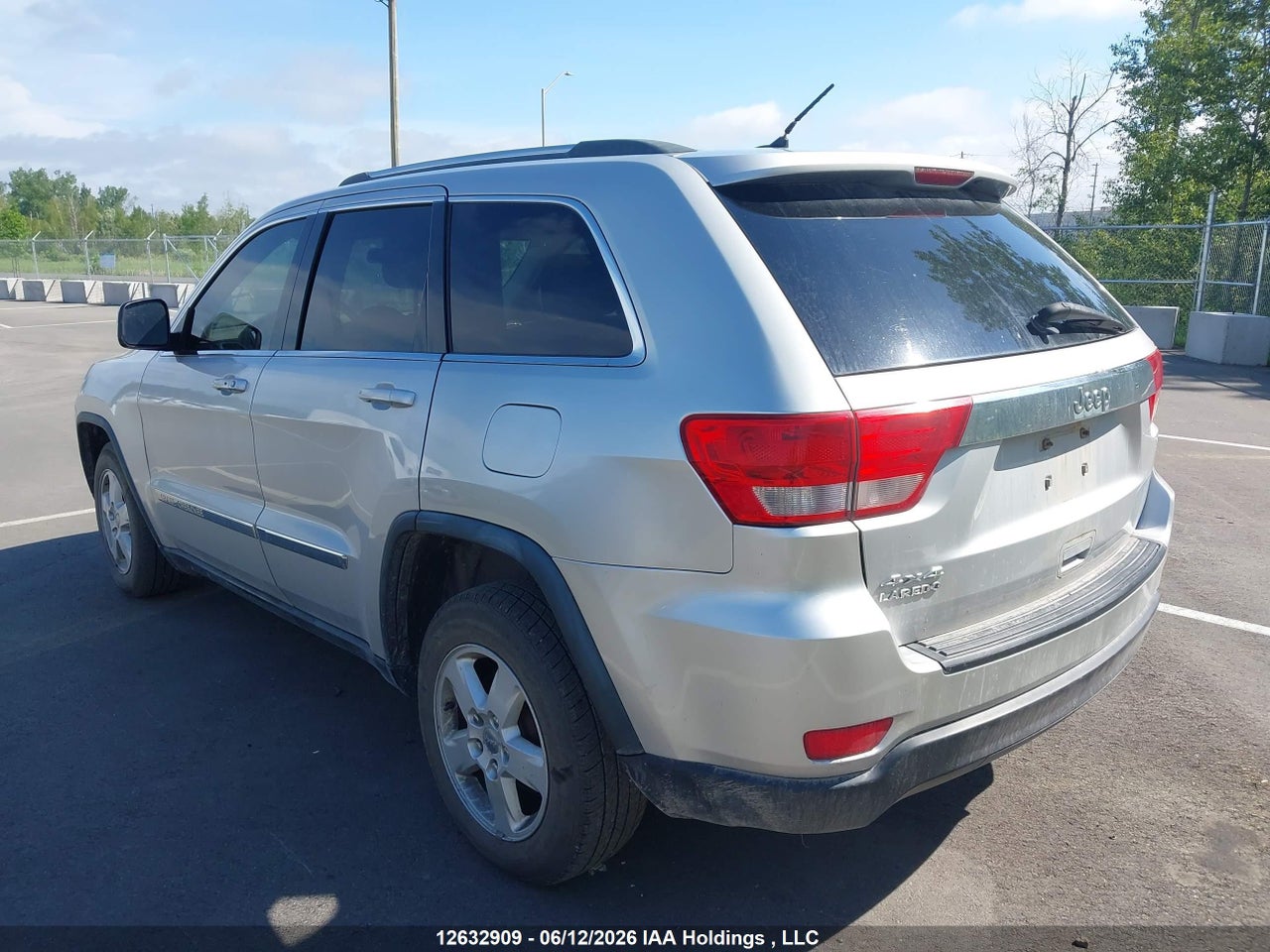 2011 JEEP GRAND CHEROKEE LAREDO thumbnail 4