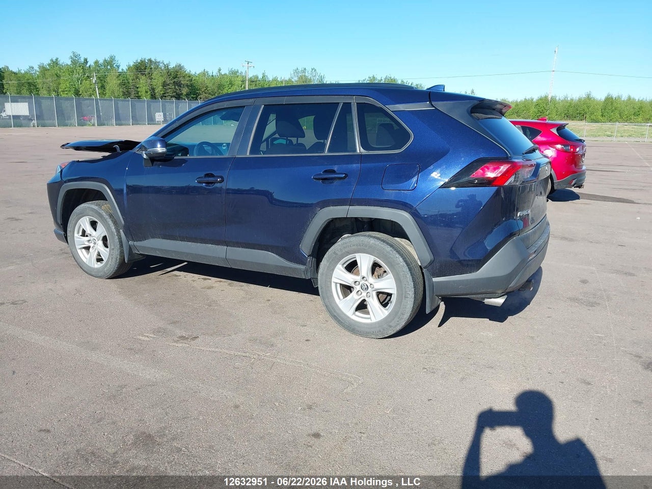 2020 TOYOTA RAV4 XLE thumbnail 4