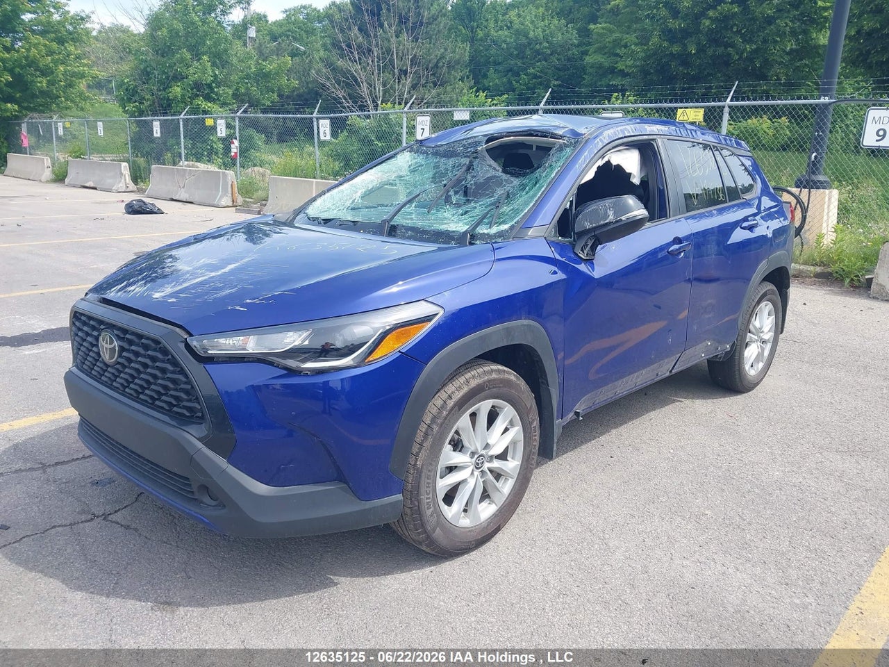 2025 TOYOTA COROLLA CROSS LE thumbnail 3