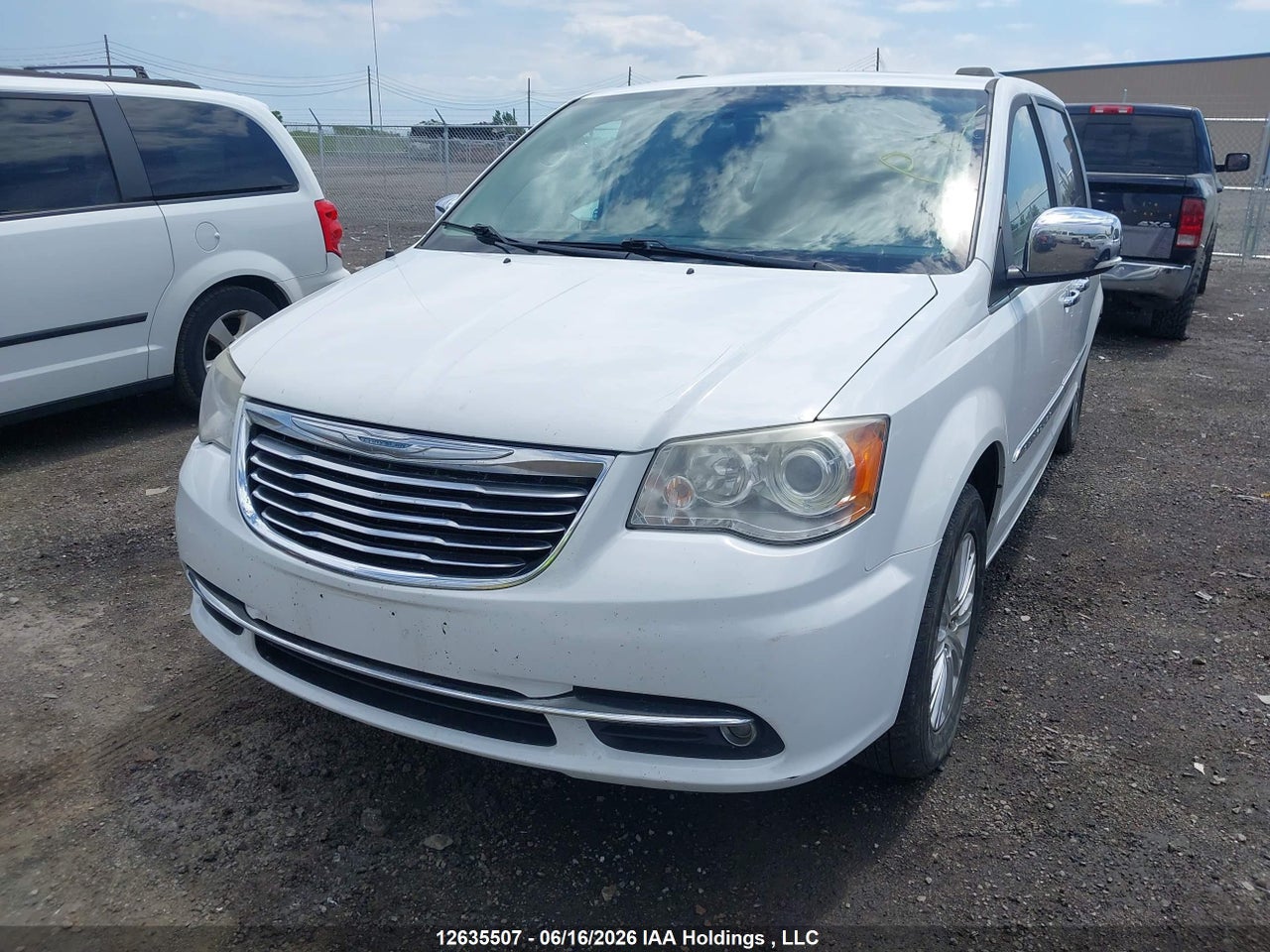 2014 CHRYSLER TOWN & COUNTRY LIMITED thumbnail 3