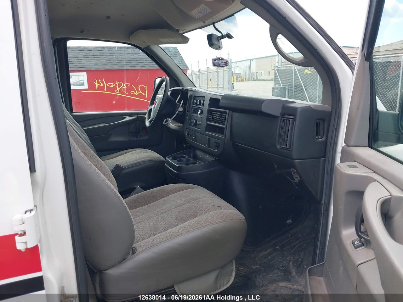 2015 GMC SAVANA G2500 thumbnail 6