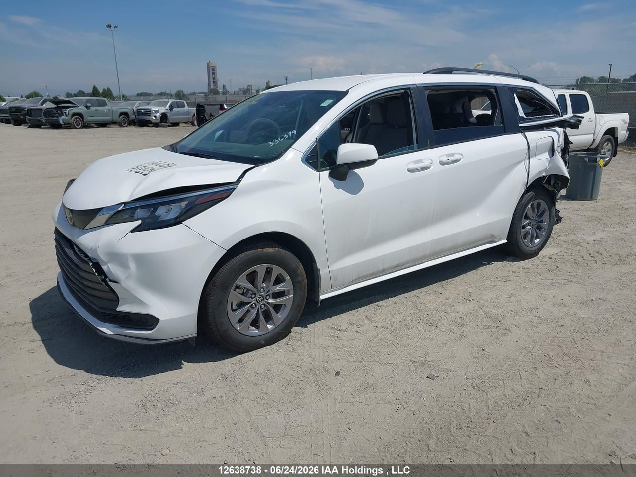 2026 TOYOTA SIENNA LE/XSE/LIMITED/PLATINUM thumbnail 3