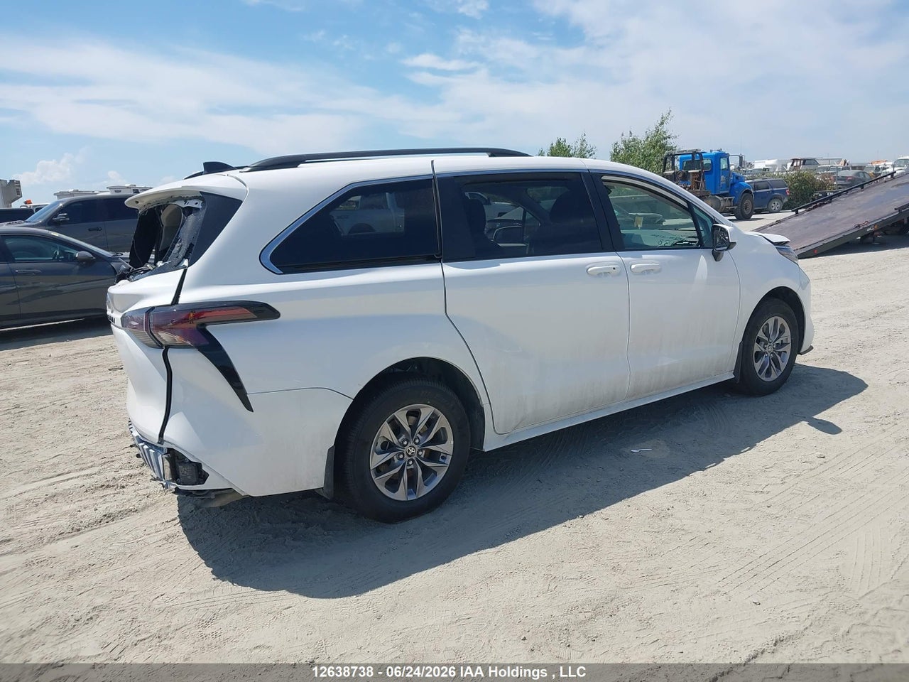 2026 TOYOTA SIENNA LE/XSE/LIMITED/PLATINUM thumbnail 5