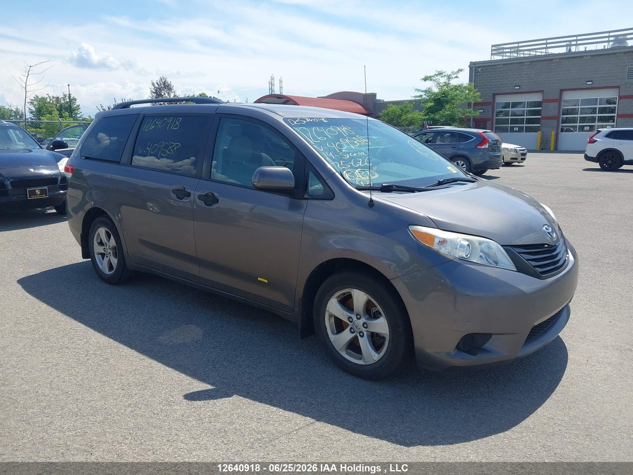 2014 TOYOTA SIENNA thumbnail 2