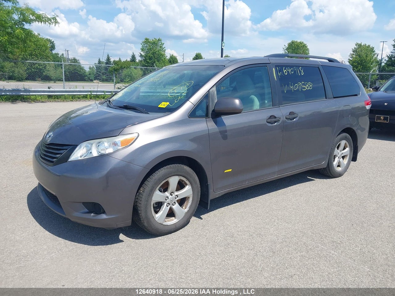 2014 TOYOTA SIENNA thumbnail 3