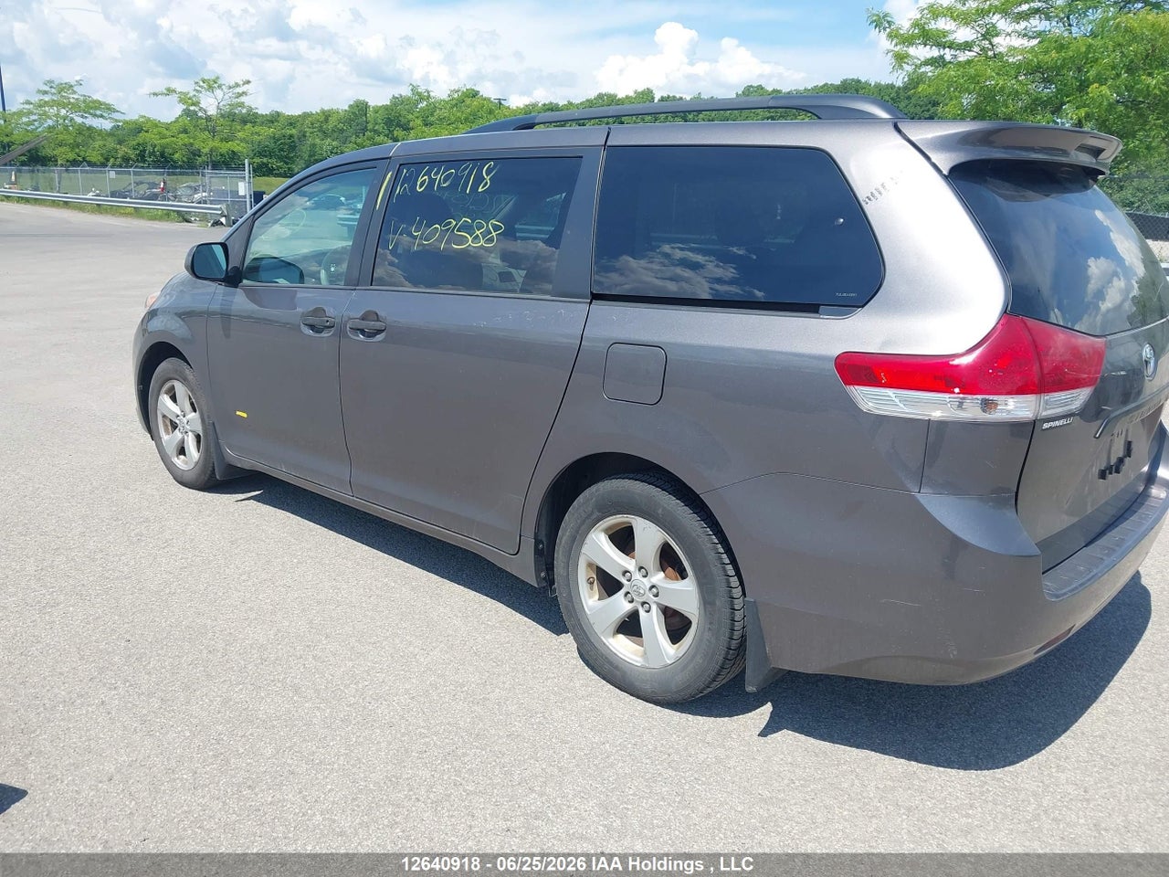 2014 TOYOTA SIENNA thumbnail 4