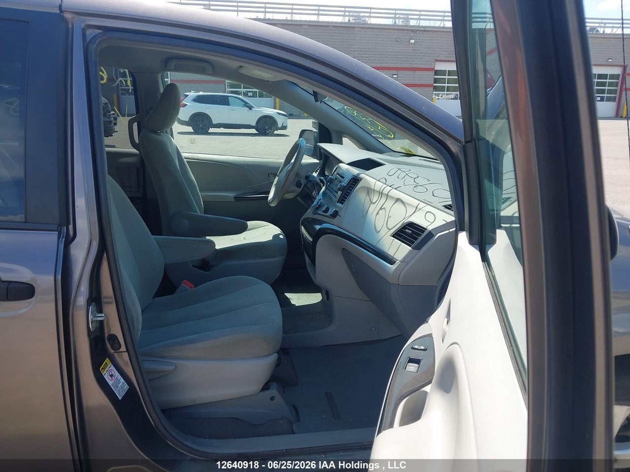 2014 TOYOTA SIENNA thumbnail 6