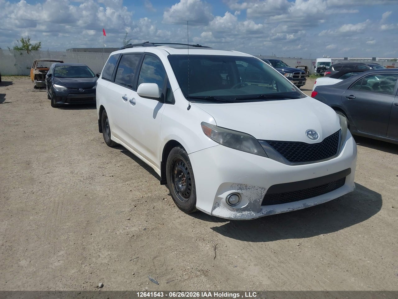 2014 TOYOTA SIENNA SE 8 PASSENGER thumbnail 2