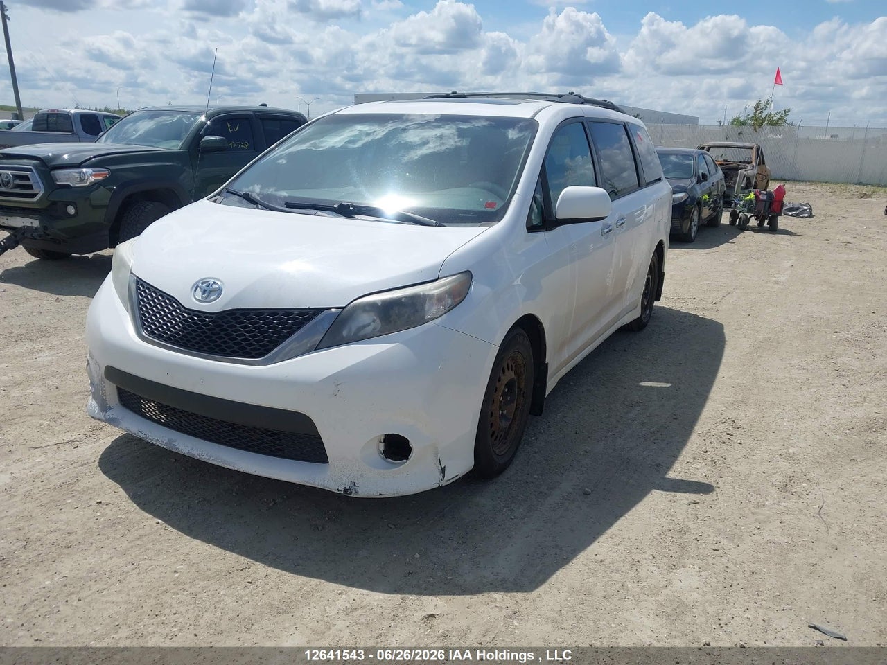 2014 TOYOTA SIENNA SE 8 PASSENGER thumbnail 3
