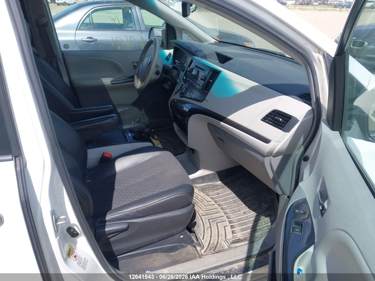 2014 TOYOTA SIENNA SE 8 PASSENGER thumbnail 6