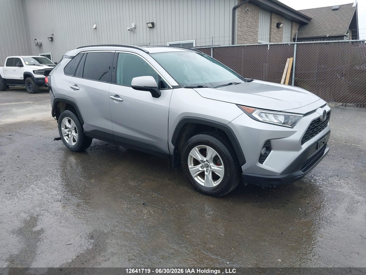 2021 TOYOTA RAV4 XLE thumbnail 2