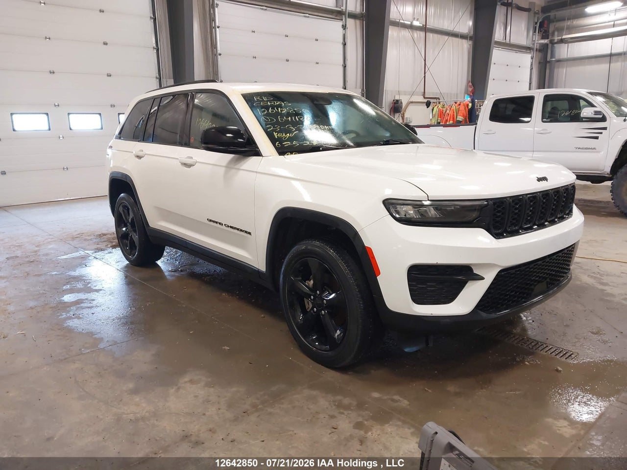 2023 JEEP GRAND CHEROKEE LAREDO/ALTITUDE thumbnail 2