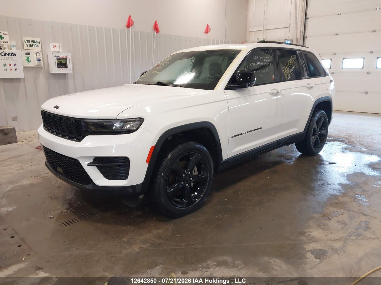 2023 JEEP GRAND CHEROKEE LAREDO/ALTITUDE thumbnail 3
