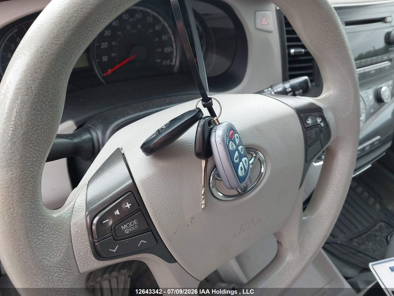 2012 TOYOTA SIENNA thumbnail 12