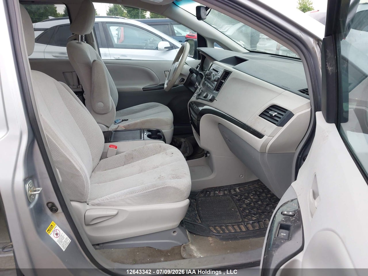 2012 TOYOTA SIENNA thumbnail 6
