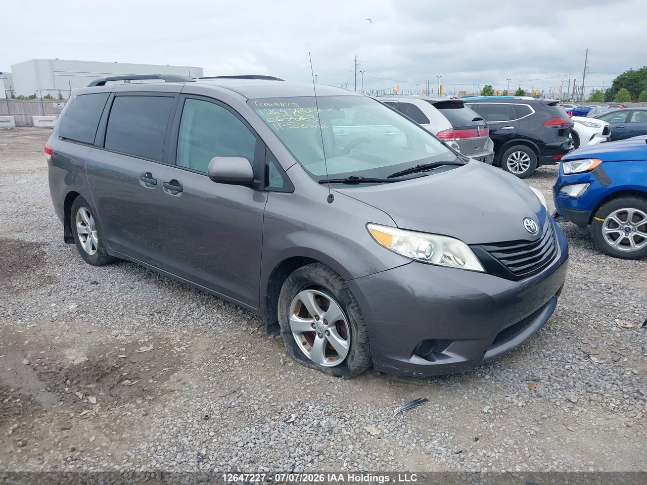 2011 TOYOTA SIENNA thumbnail 2