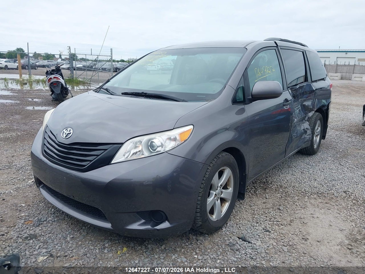 2011 TOYOTA SIENNA thumbnail 3