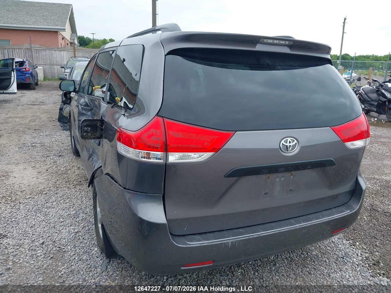2011 TOYOTA SIENNA thumbnail 4