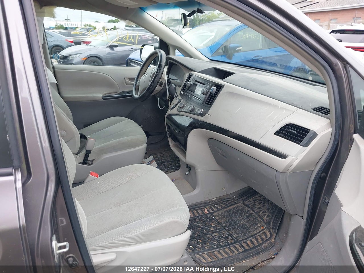 2011 TOYOTA SIENNA thumbnail 6