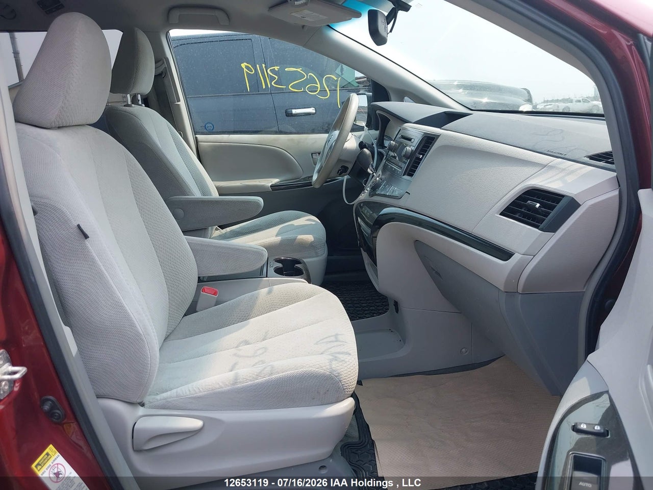 2013 TOYOTA SIENNA LE thumbnail 6