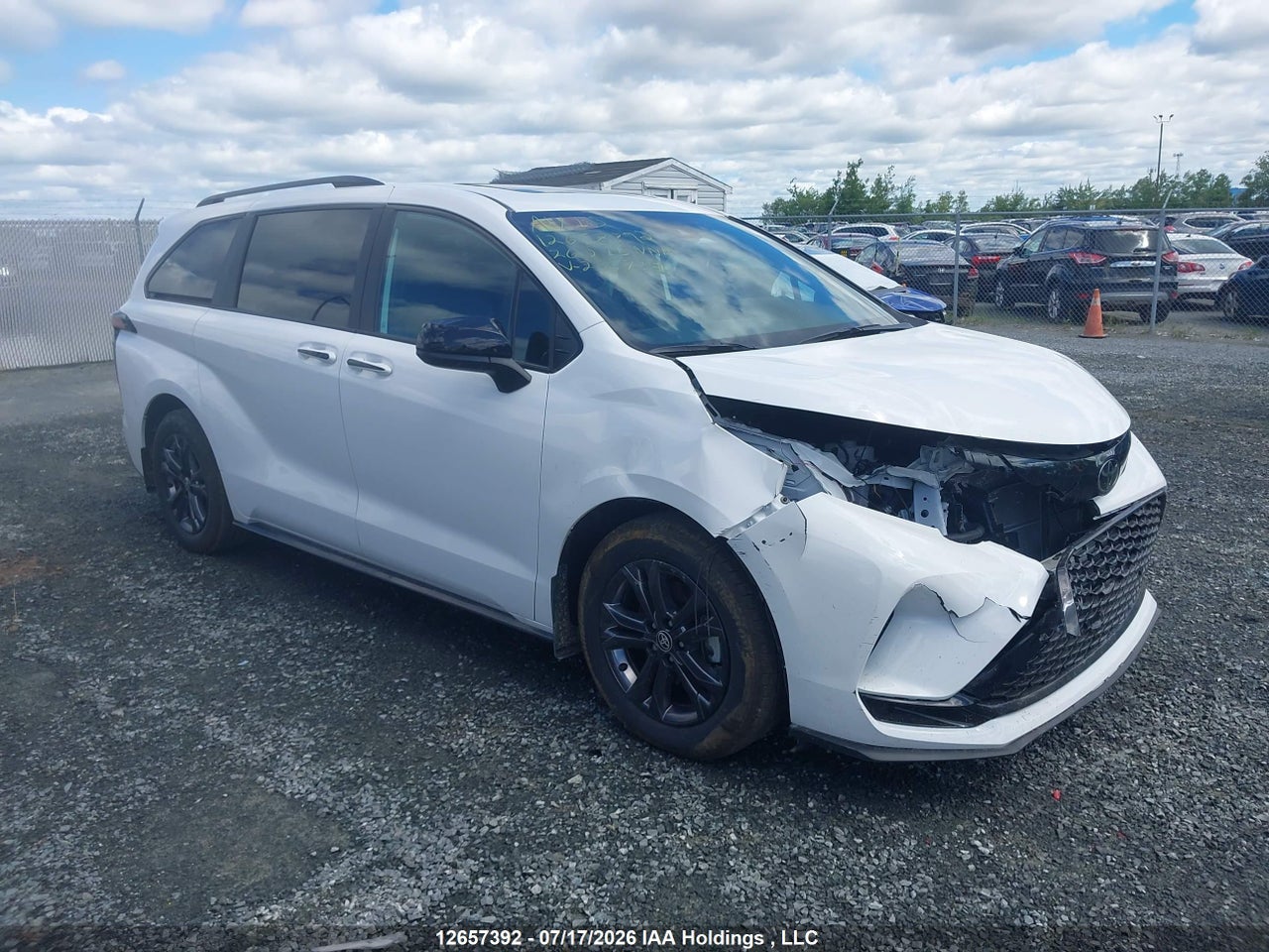 2026 TOYOTA SIENNA LE/XSE/LIMITED/PLATINUM thumbnail 2