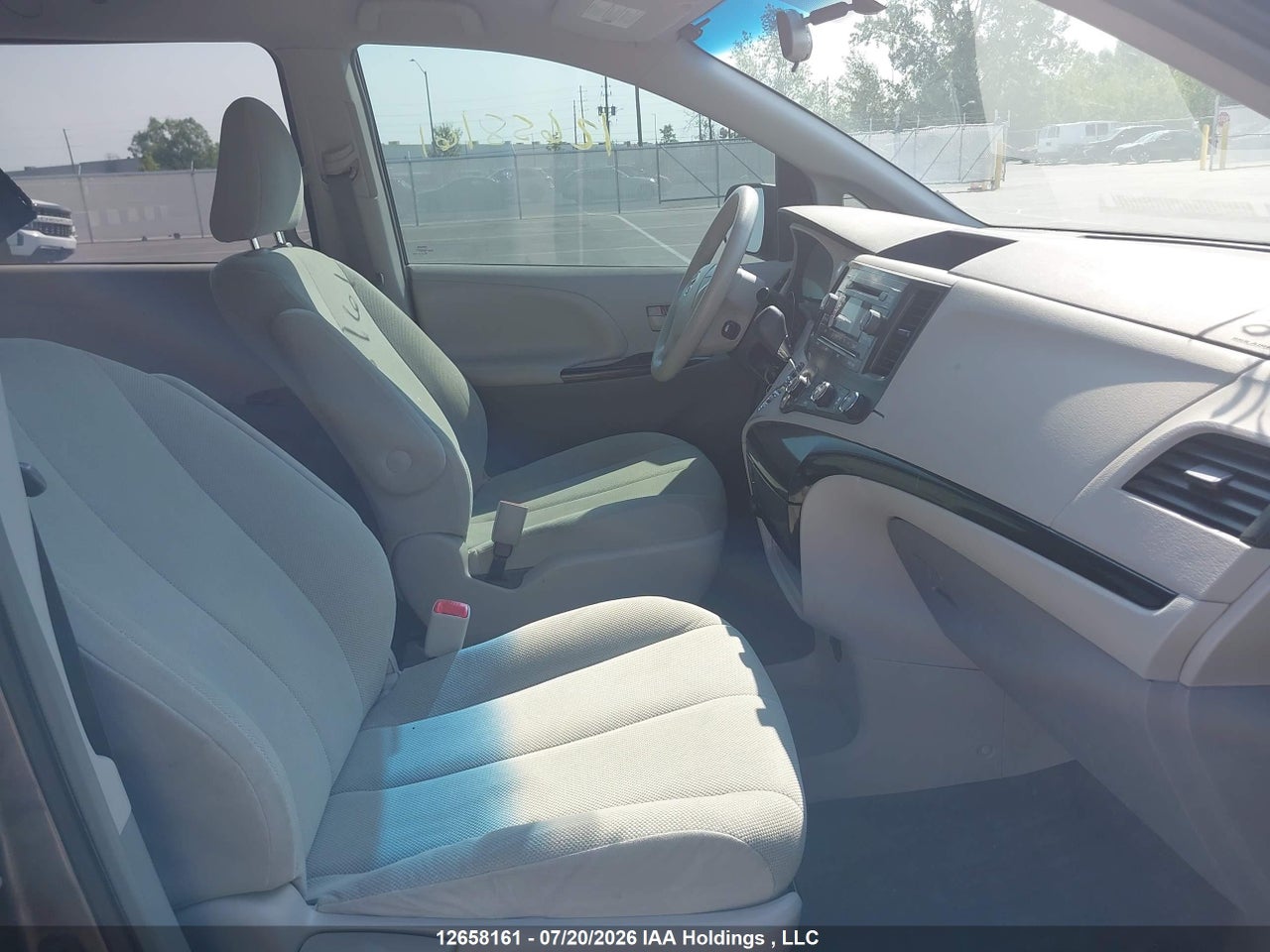 2011 TOYOTA SIENNA thumbnail 6