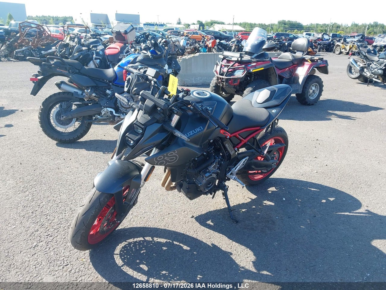 2025 SUZUKI GSX800 R thumbnail 3