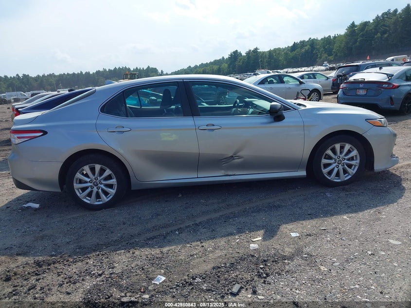 TOYOTA CAMRY - zdjęcie 13