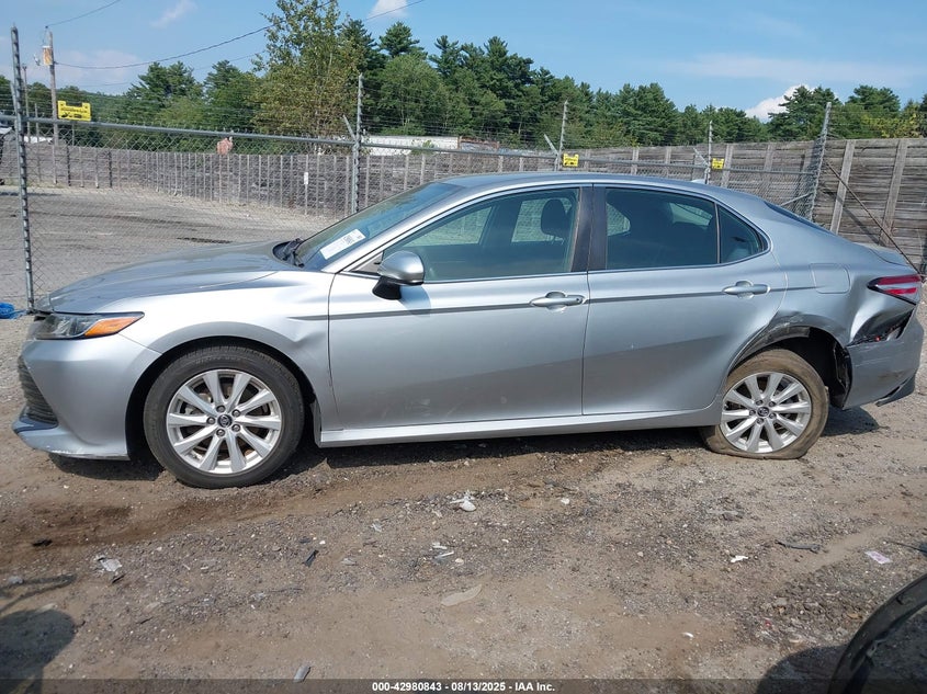 TOYOTA CAMRY - zdjęcie 14