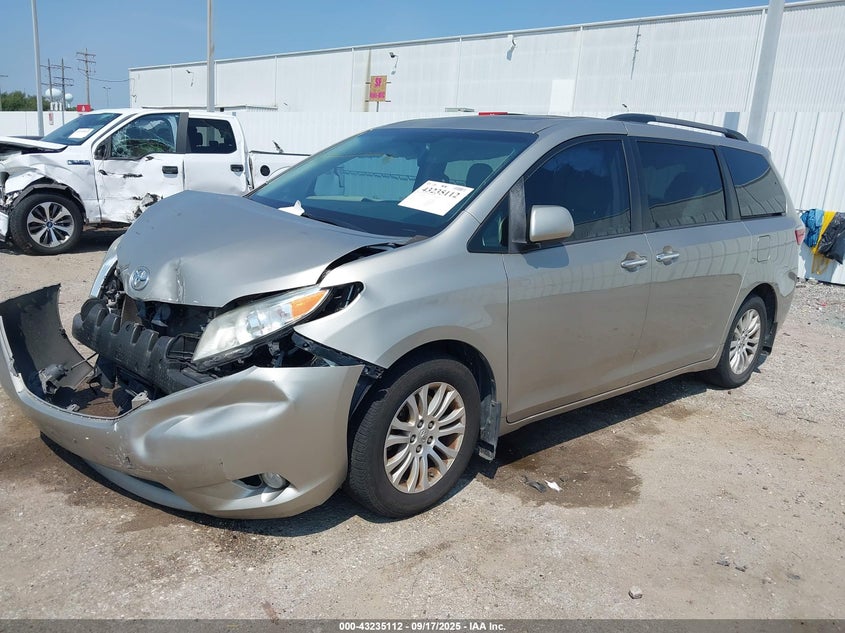 TOYOTA SIENNA - zdjęcie 2