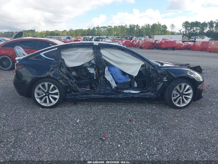 TESLA MODEL 3 - zdjęcie 12