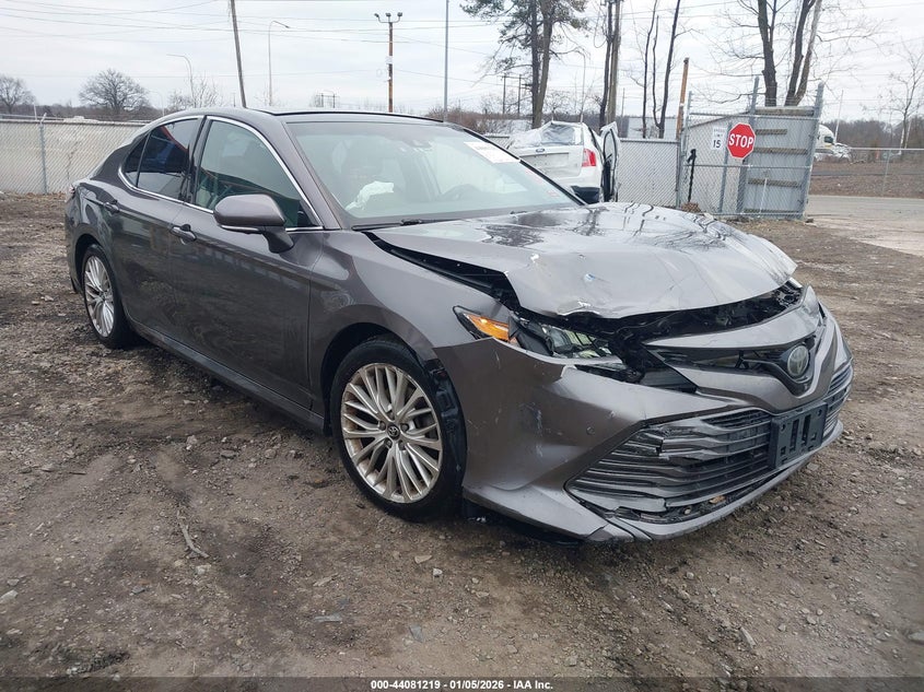 TOYOTA CAMRY - zdjęcie 1