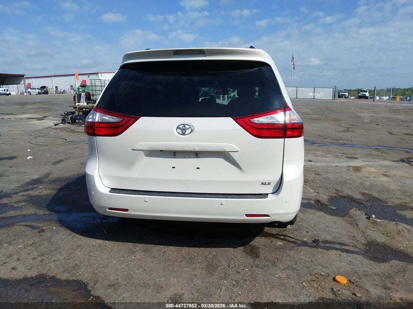 TOYOTA SIENNA - zdjęcie 17