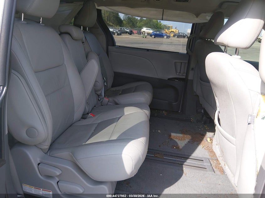 TOYOTA SIENNA - zdjęcie 8