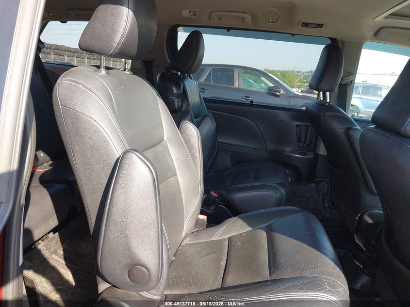 TOYOTA SIENNA - zdjęcie 8