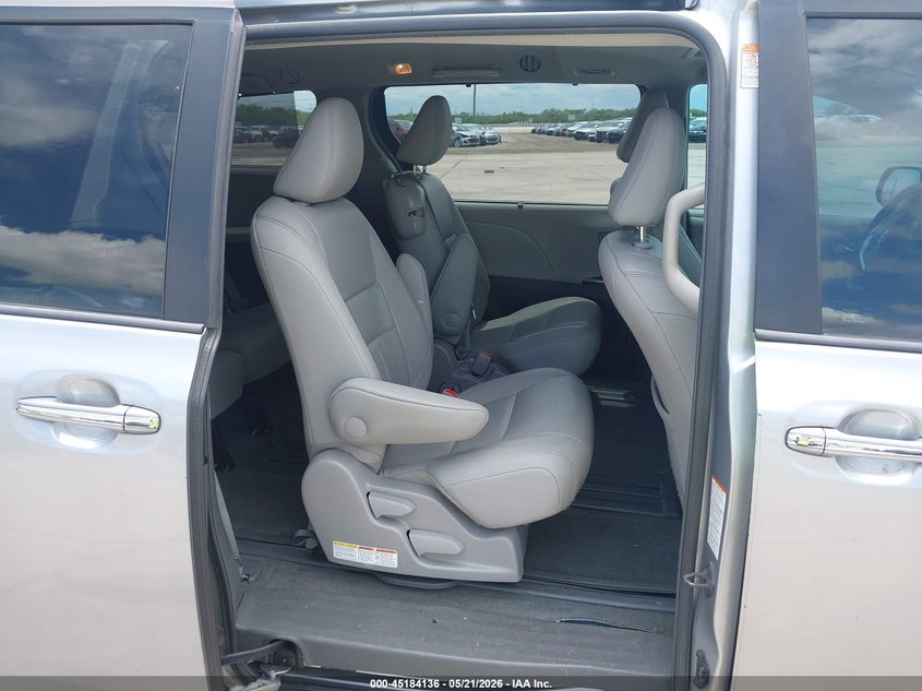 TOYOTA SIENNA - zdjęcie 8