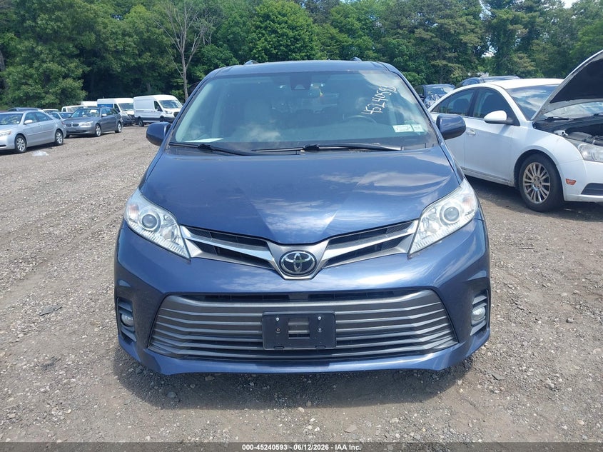 TOYOTA SIENNA - zdjęcie 12