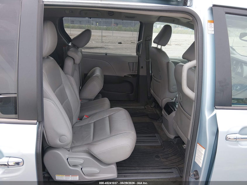 TOYOTA SIENNA - zdjęcie 8