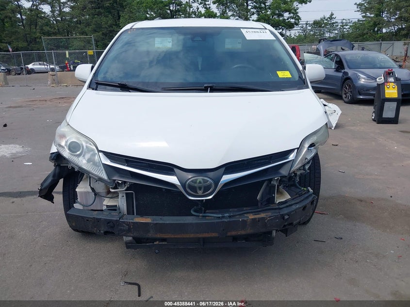 TOYOTA SIENNA - zdjęcie 13