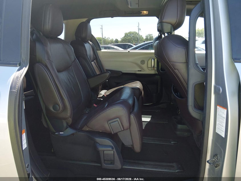 TOYOTA SIENNA - zdjęcie 8