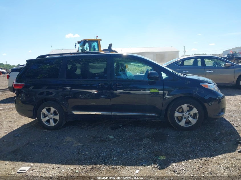 TOYOTA SIENNA - zdjęcie 13