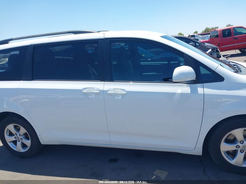 TOYOTA SIENNA - zdjęcie 14