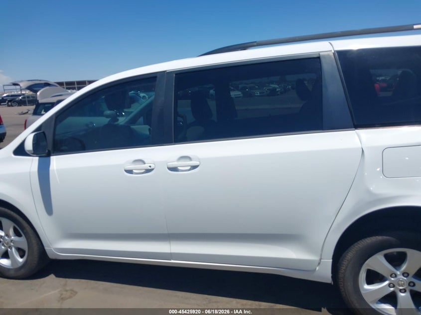 TOYOTA SIENNA - zdjęcie 15