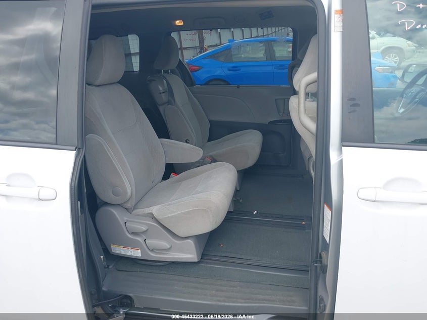 TOYOTA SIENNA - zdjęcie 8