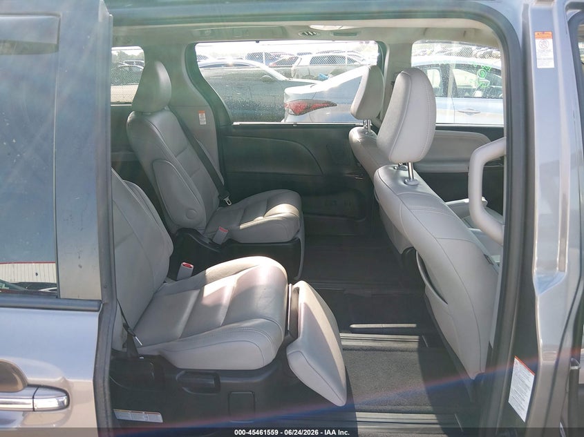 TOYOTA SIENNA - zdjęcie 8