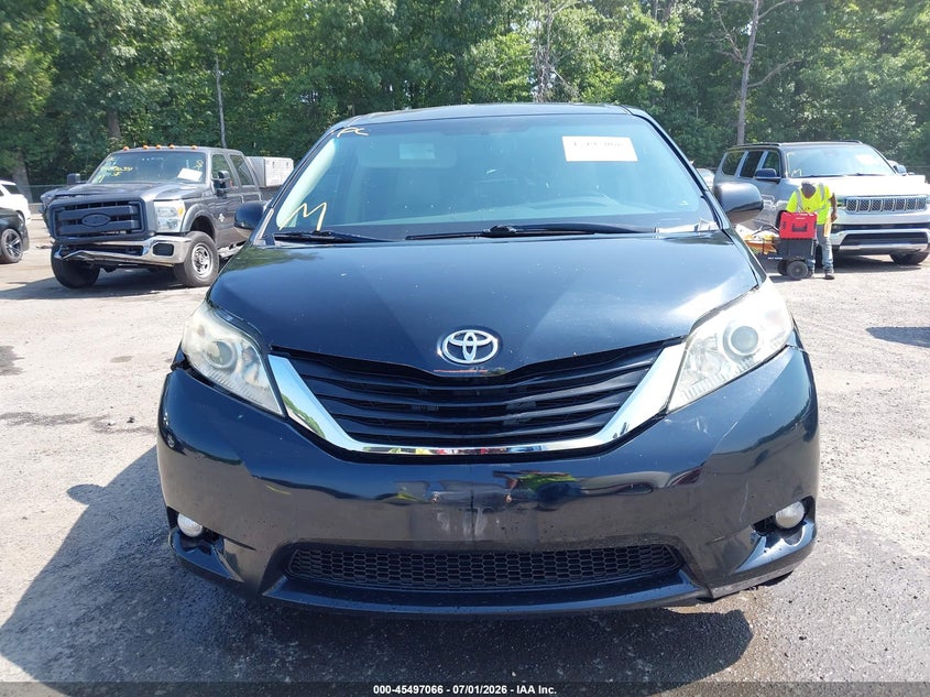 TOYOTA SIENNA - zdjęcie 12